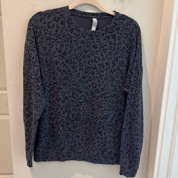 Athleta Leopard print  oversized Sweatshirt gray/ black size XS - Picture 1 of 8
